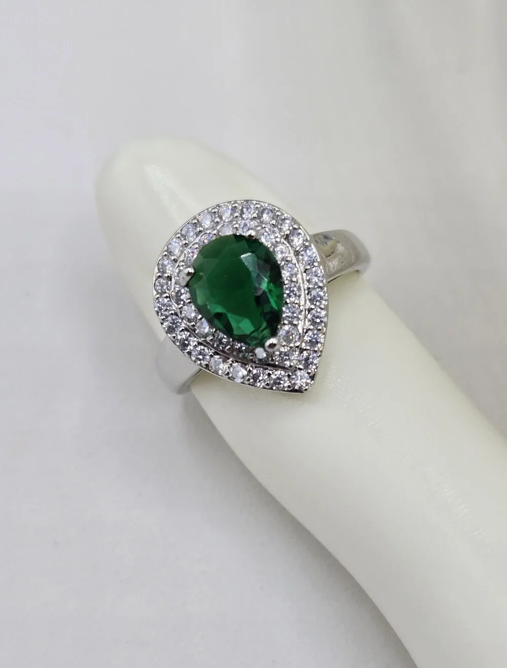 Swarovski Crystal Elements Silver Teardrop Ring Emerald Green Size 7.5 Halo